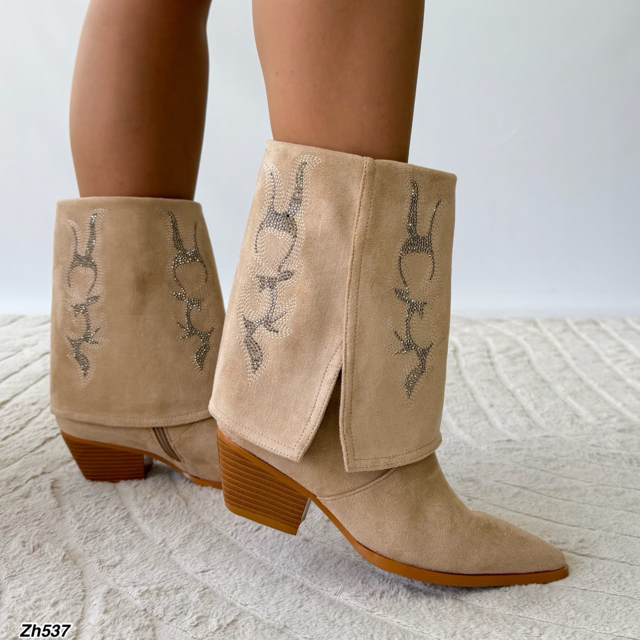 Botin texano beige doblez apliques brillante tacon 6cm HX3325-C1749
